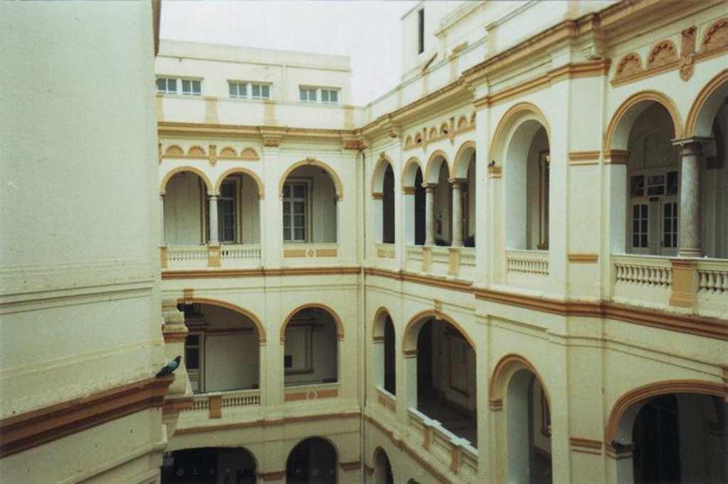 15 VOYAGE A ORAN 2005 MAIRIE COUR INTERIEURE.JPG